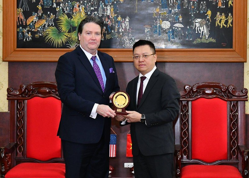 Editor-in-Chief of Nhan Dan Newspaper Le Quoc Minh (R) receives US Ambassador to Vietnam Marc E. Knapper (Photo: NDO/Thuy Nguyen)