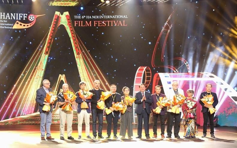 Minister of Culture, Sports and Tourism Nguyen Van Hung presents flowers to members of the jury (Photo: VNA)