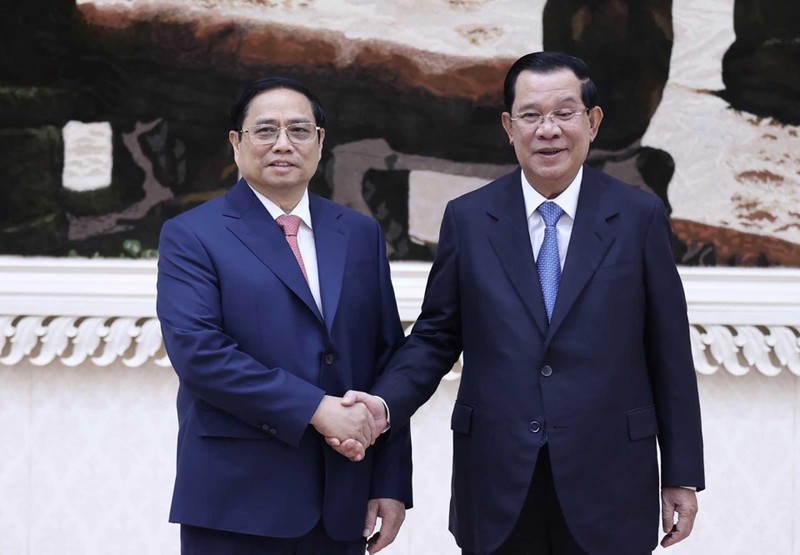 Vietnamese Prime Minister Pham Minh Chinh (L) and his Cambodian counterpart Samdech Techo Hun Sen at the welcome ceremony for the former in Phnom Penh on November 8 (Photo: VNA)