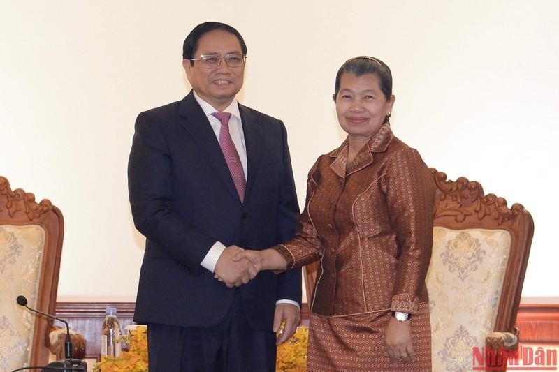 PM Pham Minh Chinh (L) receives Cambodian Deputy PM Men Sam An (Photo: NDO/Thanh Giang)