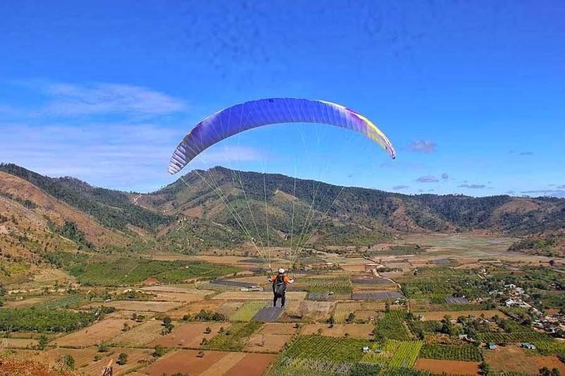 Festival-goers given chance to paraglide over Chu Dang Ya olcano