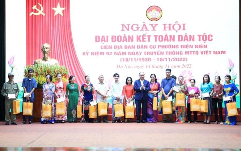 President Nguyen Xuan Phuc presents gifts to outstanding households in the locality. (Photo: dangcongsan.vn)