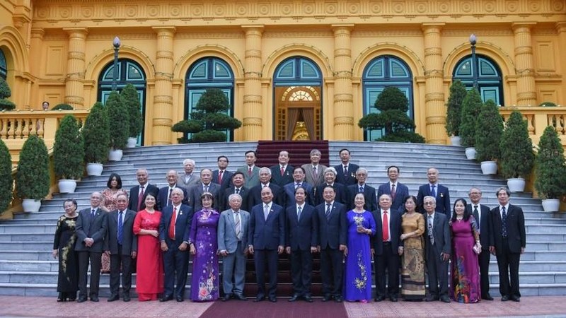 President Nguyen Xuan Phuc and members of the Veteran Teacher Association of Vietnam (Photo: giaoducthoidai.vn)