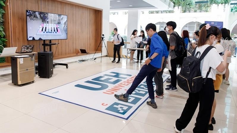 Students at the University of Economics HCM City participate in the GrandAR Piano project experience - A project that combines AR technology and music. (Photo courtesy of the Institute of Innovation)