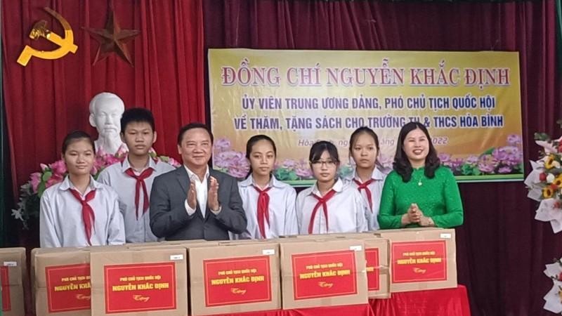 NA Vice Chair Nguyen Khac Dinh presents gifts to students in Thai Binh province.