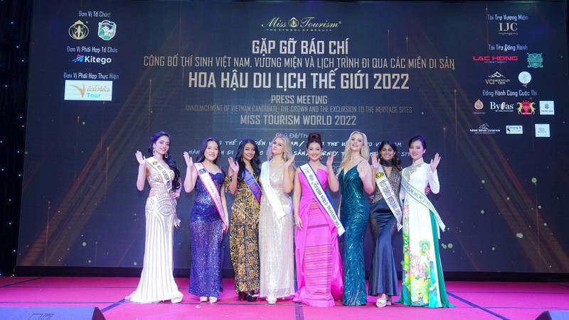 Le Thi Huong Ly (first from right) and other beauties at the press conference. (Photo: thanhnien.vn)