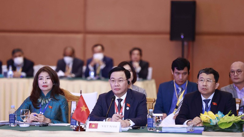 National Assembly Chairman Vuong Dinh Hue (C) attends the meeting of the ASEAN Inter-Parliamentary Assembly's Executive Committee within the AIPA-43 framework. (Photo: quochoi.vn)