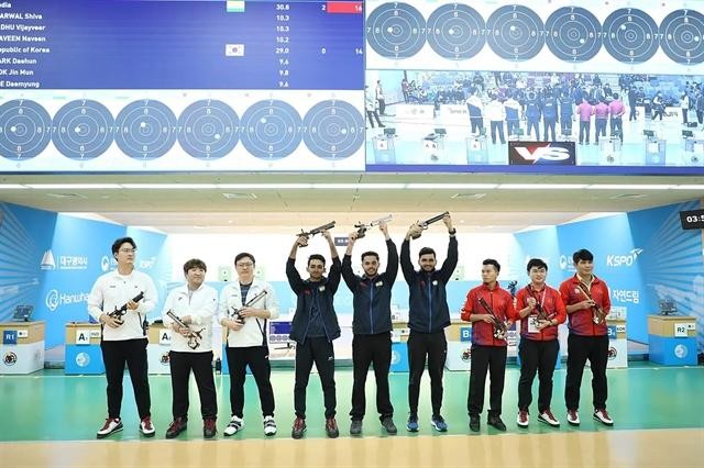 Vietnamese marksmen (right) pose with their bronzes with other athletes after the men's team 10m air pistol event at the 15th Asian Airgun Championship. (Photo: asia-shooting.org)