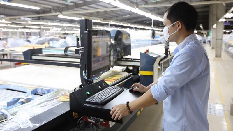Vietnam has approximately 900,000 operational businesses. More than 97% are SMEs that contribute up to 45% of the national GDP and 31% of the total budget collection. (Photo: VNA)
