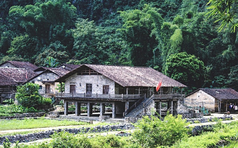 It takes around two to three years to build a stone house on stilts. (Photo: toquoc.vn)