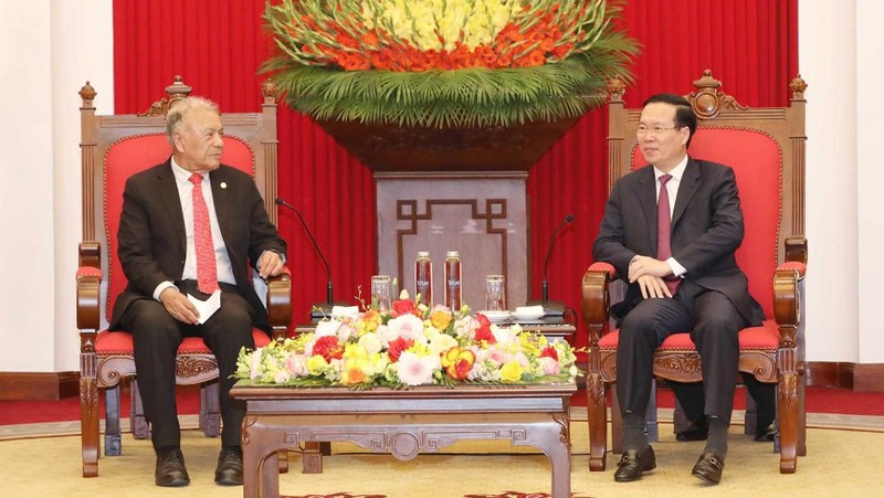 Politburo member and Permanent member of the Communist Party of Vietnam (CPV) Central Committee’s Secretariat Vo Van Thuong (right) and PT General Secretary Alberto Anaya Guitiérrez. (Photo: VNA) 