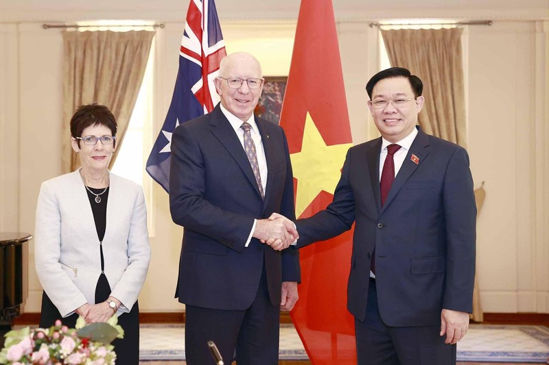 Chairman of the Vietnamese National Assembly Vuong Dinh Hue (R) and Governor-General of Australia David Hurley. (Photo: VNA) 