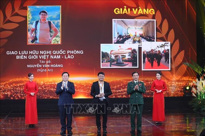 Nguyen Van Hoang wins the gold prize for his photo collection capturing the Vietnam – Cambodia Border Defence Friendship Exchange (Photo: VNA)
