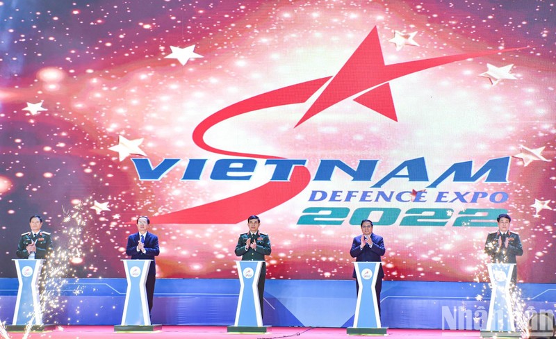 Prime Minister Pham Minh Chinh (fourth from left) and other delegates press a button to officially kick off the Vietnam Defence 2022.