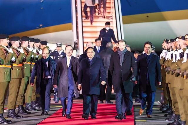 PM Pham Minh Chinh and the Vietnamese delegation welcomed at the Luxembourg-Findel International Airport on December 9 morning. (Photo: VGP)