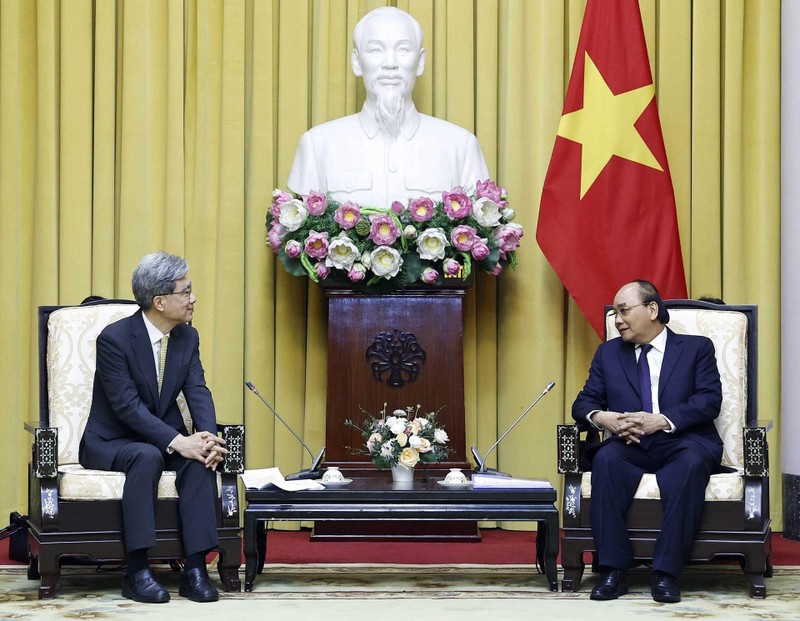 President Nguyen Xuan Phuc (R) and Minister of the National Court Administration of the Republic of Korea (RoK) Kim Sang-hwan. (Photo: VNA)