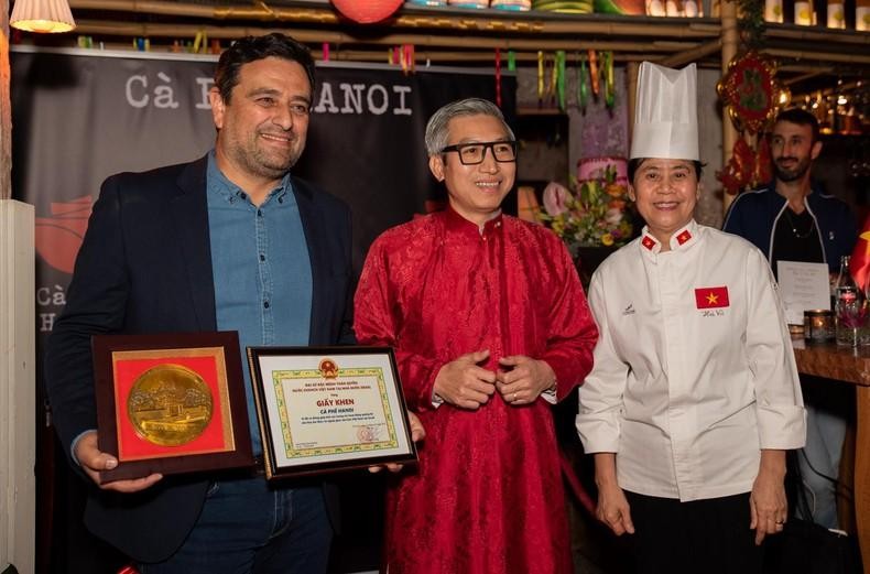 Chef Vu Thi Ha (first from right) and delegates at the event (Photo: VNA)