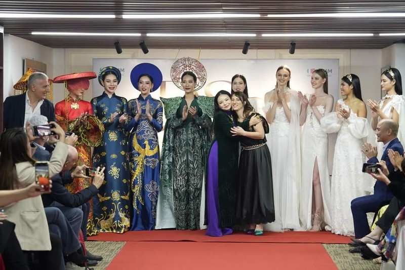 Vietnamese designer Vu Lan Anh and Italian designer Maria Elena Di Terlizzi introduce their Ao Dai creations at the show (Photo courtesy of Vu Lan Anh)