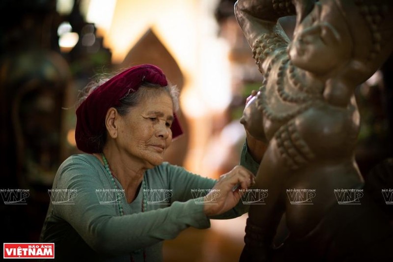 Artisan Truong Thi Gach, 80, finishes her creation of an Apsara dancer. (Photo: Vietnam Pictorial) 