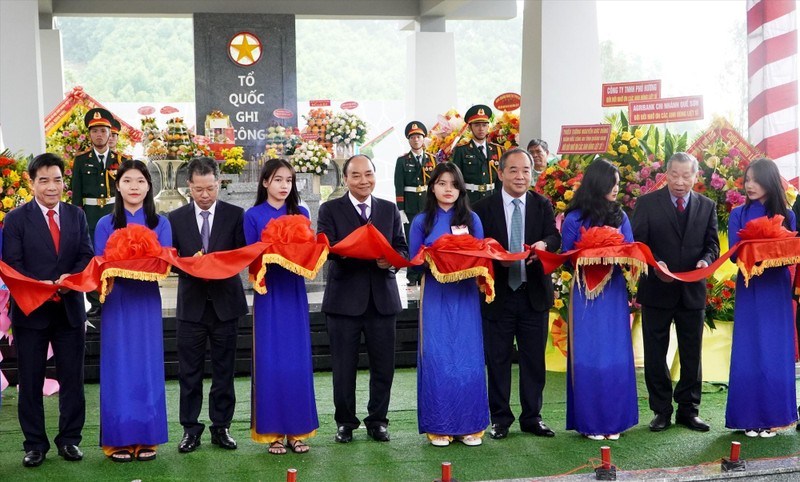 President Nguyen Xuan Phuc (fifth from left) attends inauguration of Hon Tau-Deo Le memorial site in Quang Nam (Photo: baoquangnam.vn)