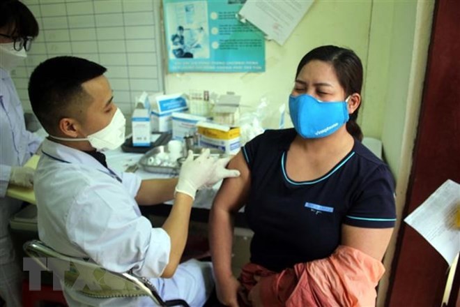 A woman gets vaccinated against COVID-19. (Photo: VNA)