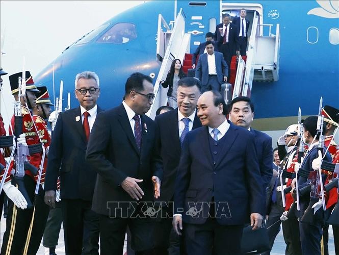President Nguyen Xuan Phuc (right, first row) at the Soekarno-Hatta International Airport, Jakarta, Indonesia (Photo: VNA)