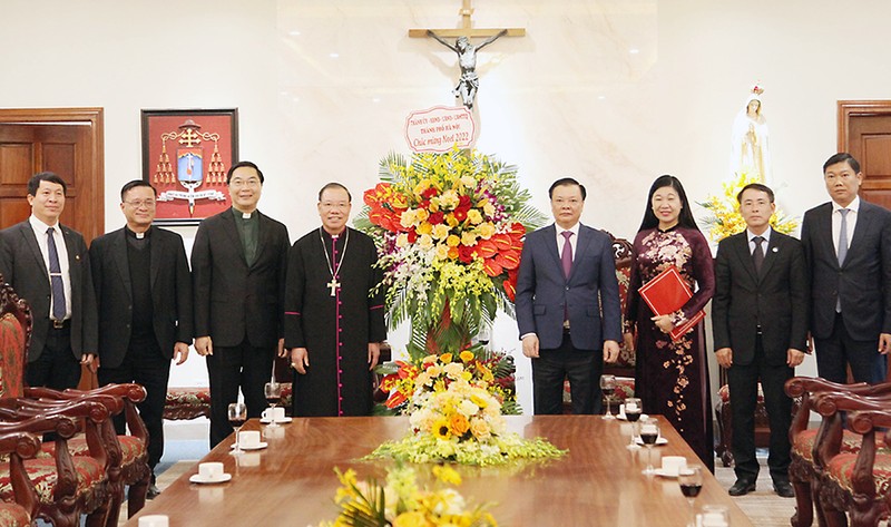 Secretary of the Hanoi Party Committee Dinh Tien Dung (fourth from right) visits the Hanoi Archdiocese (Photo: hanoimoi.com.vn)