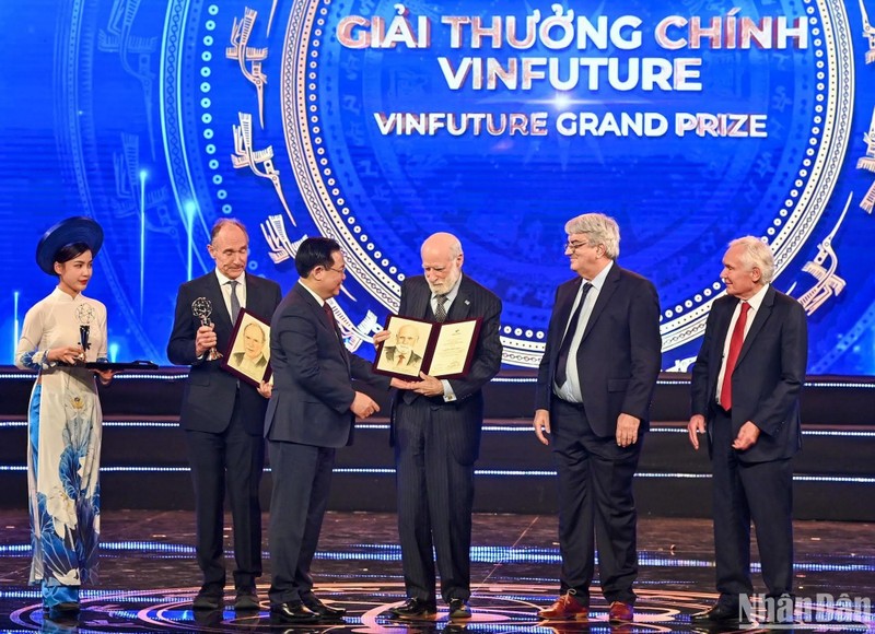 National Assembly Chairman Vuong Dinh Hue presents the VinFuture Grand Prize to the laureates at the ceremony on December 20. (Photo: NDO/Duy Linh)