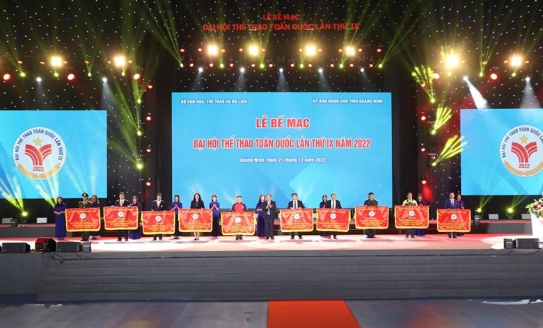 Sports teams with excellent performances awarded at the closing ceremony (Photo: dangcongsan.vn) 