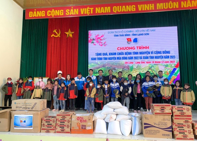 Gifts presented to disadvantaged children and households in Lang Son 
