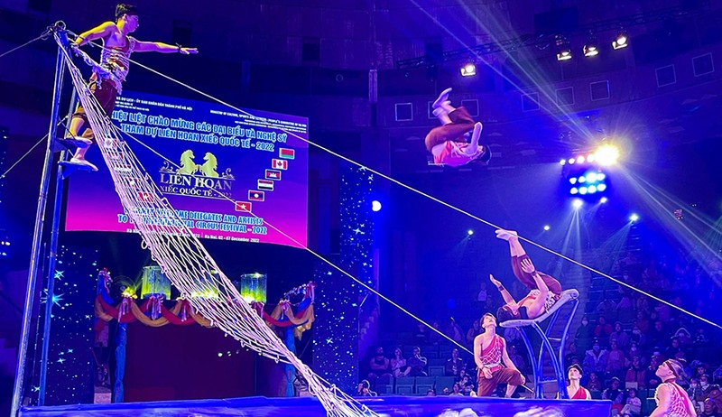 A performance by artists from the Vietnam School of Circus and Variety Arts at the International Circus Festival 2022 in Hanoi. (Photo: hanoimoi.com.vn)