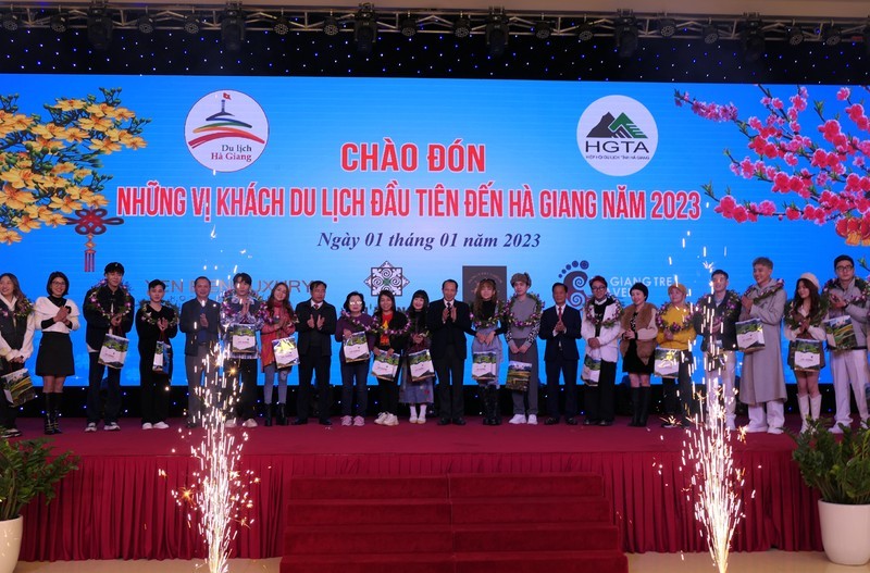 Ha Giang province greet first tourists of 2023