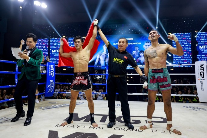 Nguyen Tran Duy Nhat (second from left) successfully defeated Anon Rachvicha of Thailand in the men's 60kg category. (Photo: nld.com.vn)