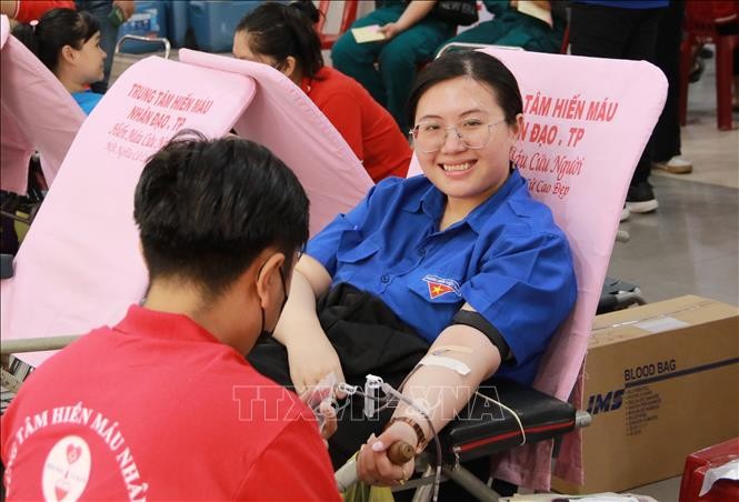 A youngster donates her blood at the Red Spring Festival 2023 in Ho Chi Minh City (Photo: VNA)