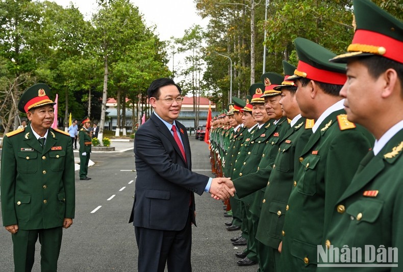 NA Chairman Vuong Dinh Hue visits the Military Command of An Giang province on January 11. (Photo: NDO/Duy Linh)