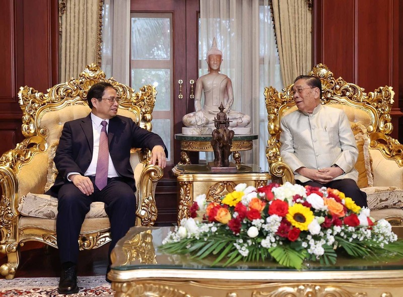 PM Pham Minh Chinh (L) meets with former Party General Secretary and President of Laos Choummaly Sayasone on January 11. (Photo: VNA)