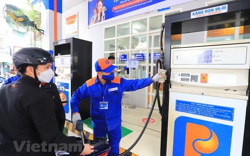 Prices of petrol hold, oil down 520-960 VND per litre from January 11 (Photo: VNA)