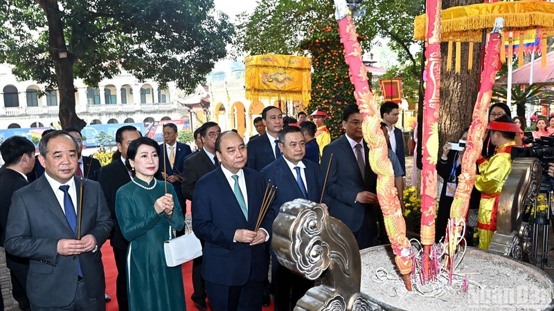 President Nguyen Xuan Phuc and his spouse joined the delegate at an incense offering at Kinh Thien Palace.