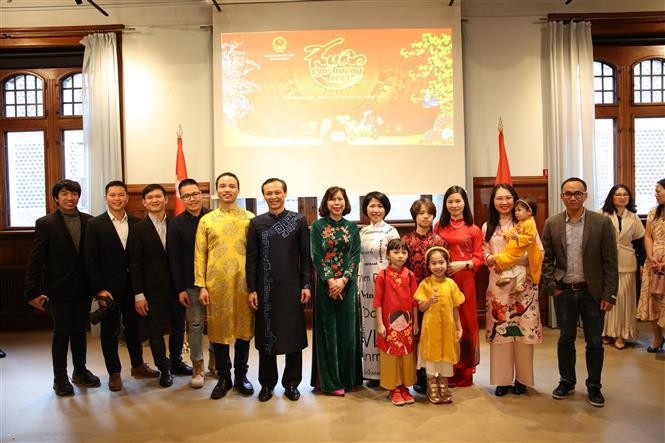 Vietnamese Ambassador to Denmark Luong Thanh Nghi and participants at the Xuan Que Huong programme on January 15. (Photo: VNA)