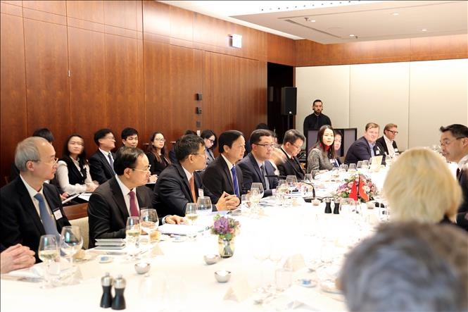 Deputy Prime Minister Tran Hong Ha joins a dialogue with representatives from coroporations and investment funds within the framework of the 53rd World Economic Forum in Davos. (Photo: VNA)