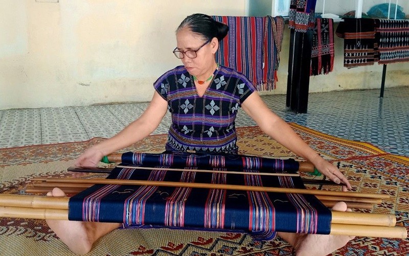 Artist Mai Thi Hop demonstrates ‘zeng’ weaving skills. 