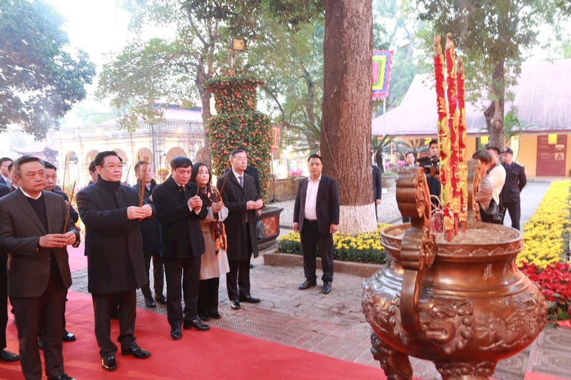 NA Chairman Vuong Dinh Hue and delegates offer incense at Kinh Thien Palace (Photo: hanoimoi.com.vn)