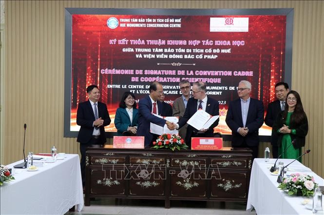 The Hue Monuments Conservation Centre and the French School of Asian Studies (EFEO) signs a framework agreement on scientific research cooperation in preservation of cultural heritage on February 16 (Photo: VNA)