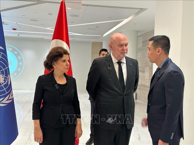 Ambassador Dang Hoang Giang (R) offers condolences to leaders of the Permanent Mission of Turkey to the UN at the commemoration on February 15. (Photo: VNA)