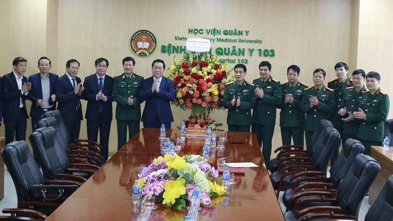 Secretary of the Party Central Committee Nguyen Trong Nghia (sixth from left) and leaders and doctors of 103 Military Hospital (Photo: qdnd.vn)