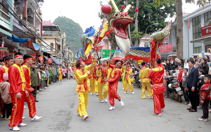 A lion dance at the festival (Photo: tuyengiaocaobang.vn)