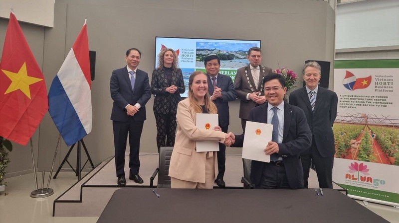 The Enterprise Development Agency under the Vietnamese Ministry of Planning and Investment, and the Netherlands-Vietnam Horti Business Platform ink an MoU on empowering Vietnamese small and medium sized enterprises. (Photo: Ministry of Planning and Investment)