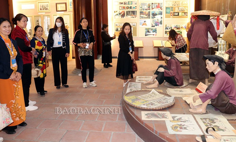 Visitors at the exhibition house (Photo: baobacninh.com.vn)