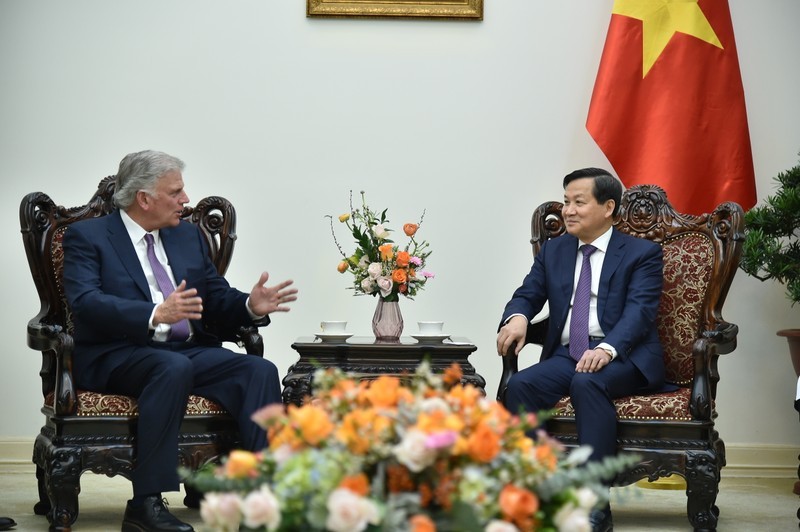 Deputy Prime Minister Le Minh Khai (R) receives Franklin Graham, President and CEO of Billy Graham Evangelistic Association and President of international relief organisation Samaritan’ Purse (Photo: VNA)