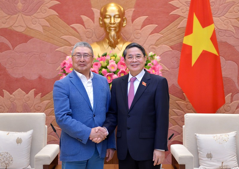 Vice Chairman of the Vietnamese National Assembly Nguyen Duc Hai (R) and Chairman of the RoK – Vietnam Friendship Association Lee Shin-jae (Photo: quochoi.vn)